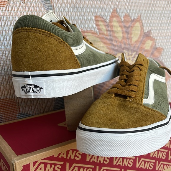 Vans Men’s Old Skool
Mini Cord Green/Brown
VN000ZNIT20A
Sneakers - Picture 10 of 16